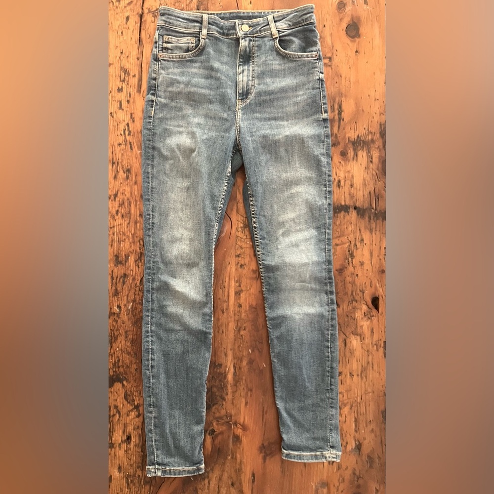Women’s Zara TRF sculpting jeans 6